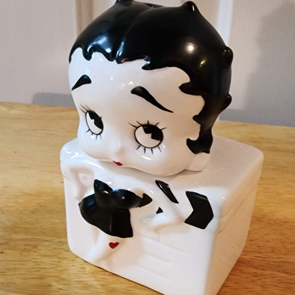 Betty Boop Salt And Pepper Shaker Set